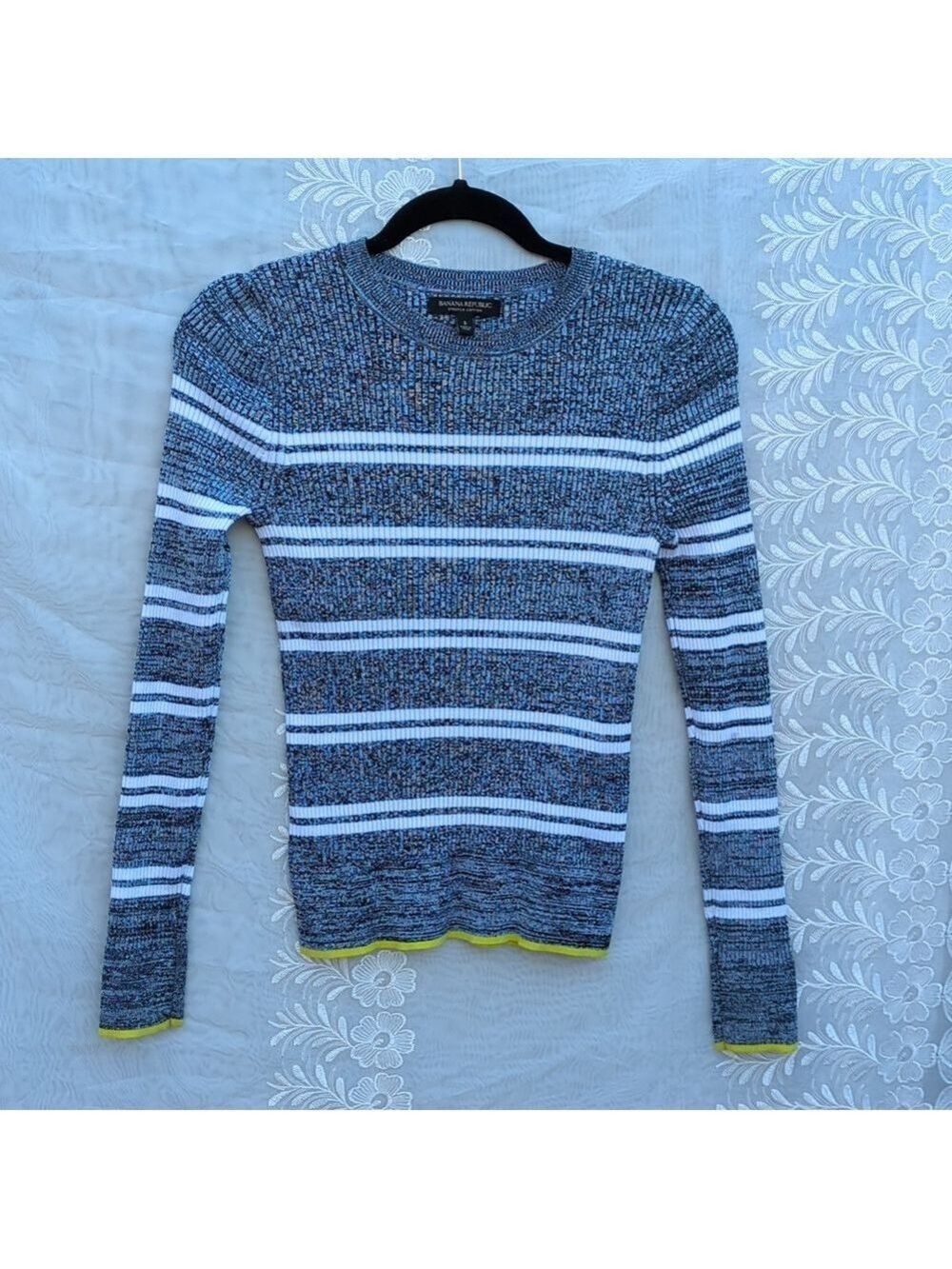 Banana Republic Crew Neck sweater, Small size, White & Gray